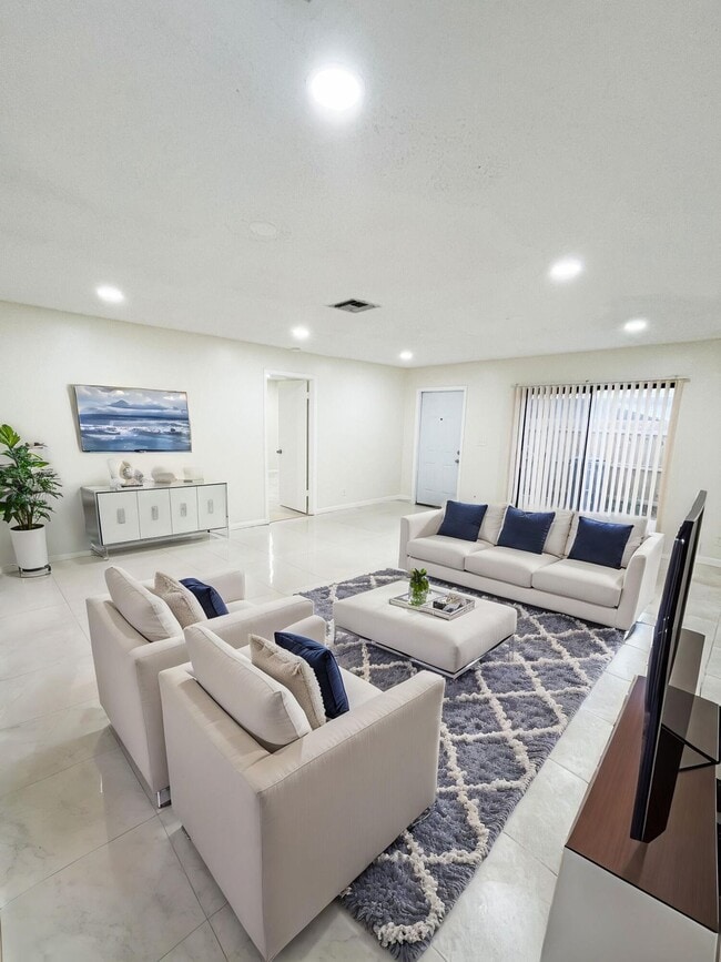 Photo - 4583 Barclay Cres