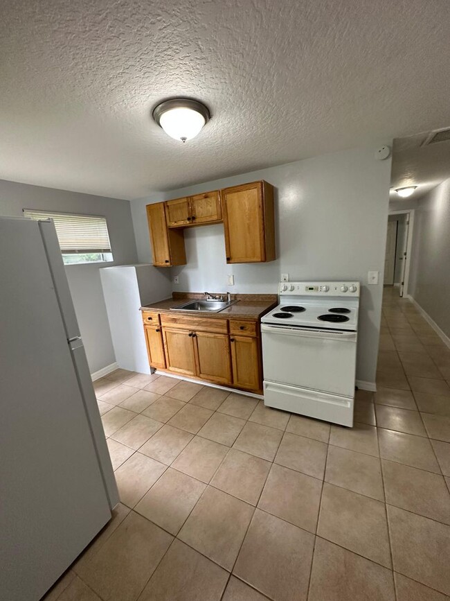 1637/1639 W 24th - 1637/1639 W 24th Apartment Unit 1639 W 24th St