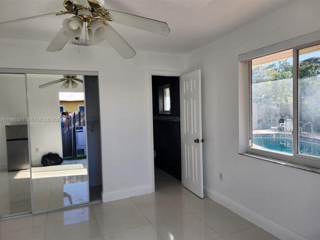 Photo - 16101 SW 97th Ave Unidad Side/Studio