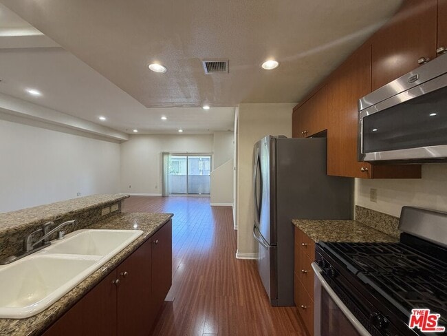 15024 Magnolia Blvd Unidad 102