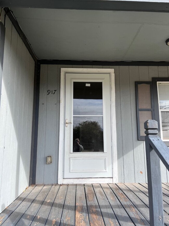 Photo - 2 bed 1 bath; HIGH CEILINGS!