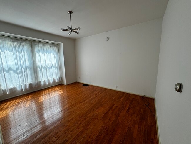 Building Photo - 148 Harvard St Unit #1 Rental