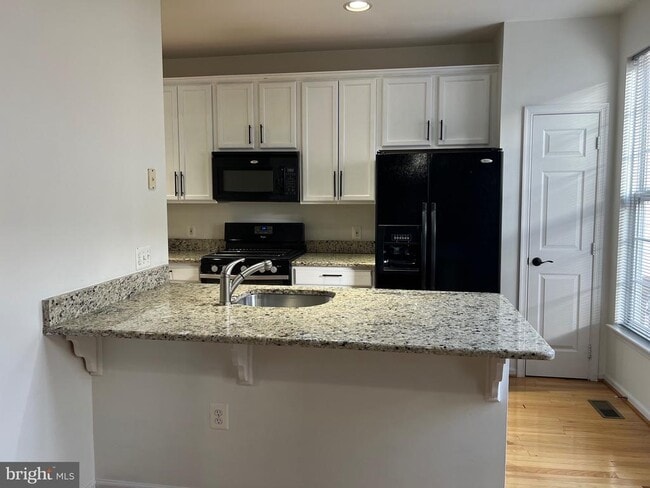 Photo - 5925 Kirkcaldy Ln