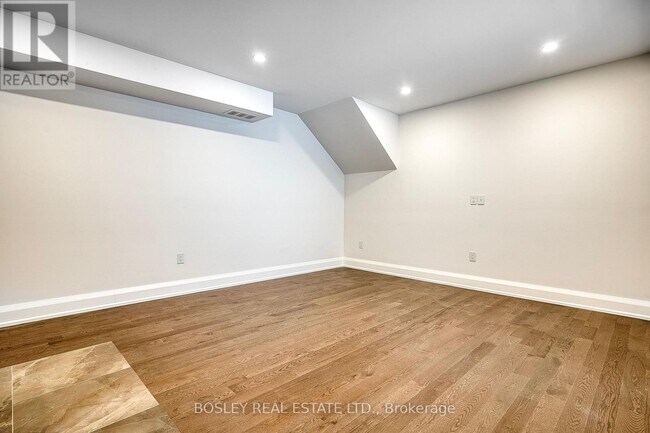Photo - 2579 Yonge St