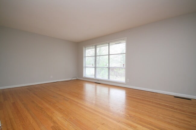 Photo - 417 Greenacres Dr NW