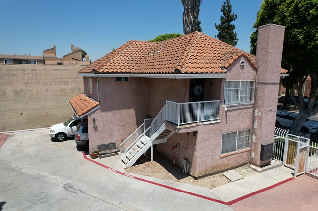 14033 Paramount Apts