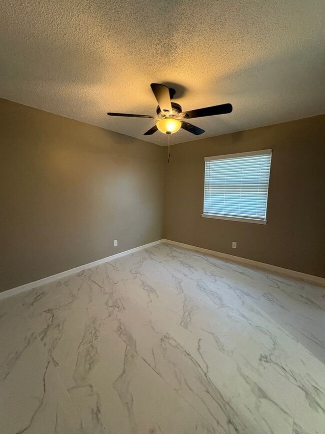 Photo - 1bedroom /1 bath ENTIRELY REMODELED Unidad 5620D-Q