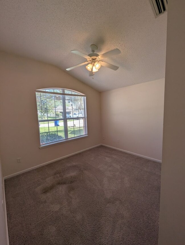 Photo - Great 4 Bedroom 2 Bath home in Heritage Park