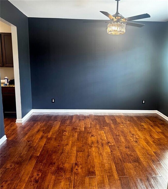 Photo - 8389 Regent St