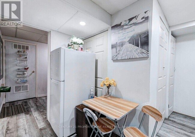 Photo - 6 Roehampton Crescent