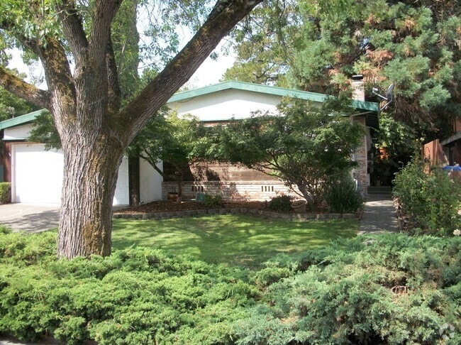 Building Photo - 2 Bedroom 2 Bathroom with Sunroom Rental