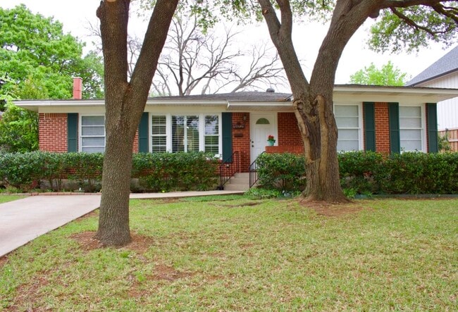 Building Photo - 9850 Gooding Dr