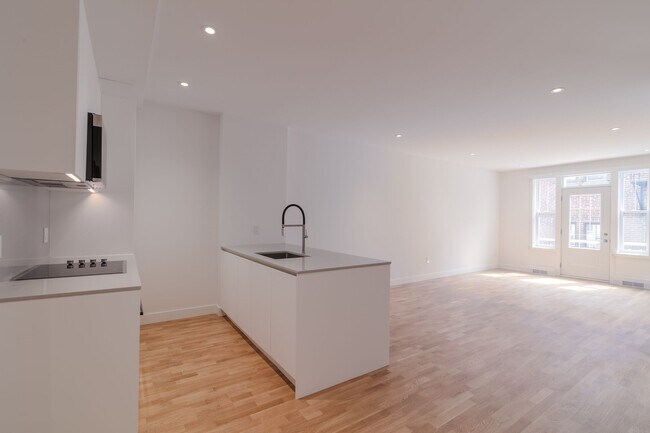 Photo - 3730 Chemin Queen Mary Unit 304