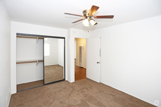 2BD, 2BA - 950 SF
