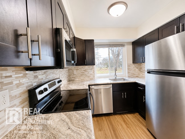 Building Photo - Modern Comfort Meets Peaceful Living Unit 1