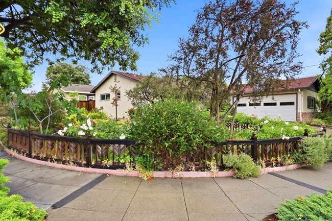 Photo - 927 Lorne Way