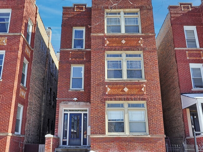 Building Photo - 2621 N Hamlin Ave Unit 1