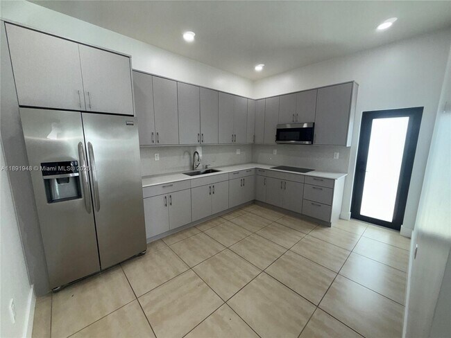 Photo - 465 E 58th St Unit 2