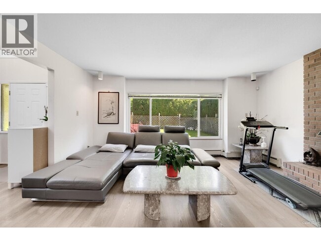 Photo - 8607 Selkirk St