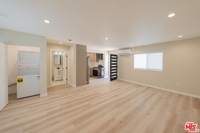 8437 Wakefield Ave