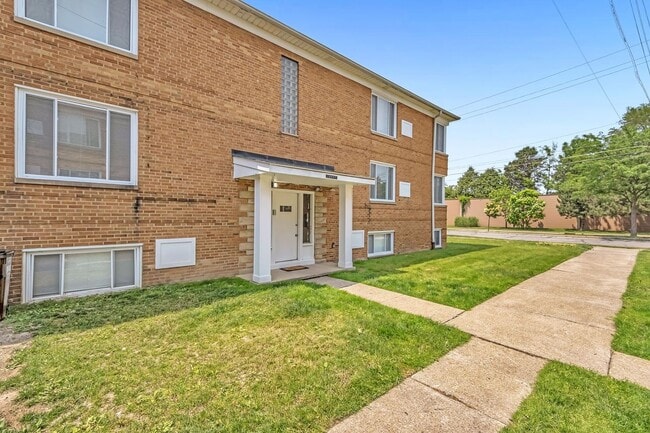 Building Photo - 18997 Hilliard Blvd Unit #4