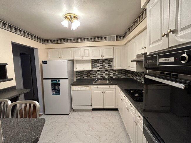Building Photo - 16 Sunset Ave Unit 2BR Apartment in Uptown Bayonne, NJ