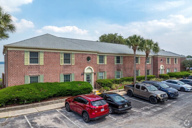 103-618 Georgetown Dr. Casselberry, FL 32707-6125 - Lake Howell Arms