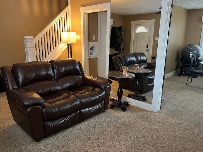 livingroom - 313 W 15th Ave