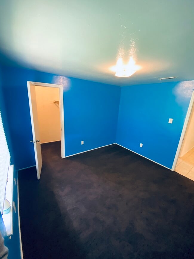 Vista del dormitorio azul n.º 2 - 4010 Heatherbrook Dr