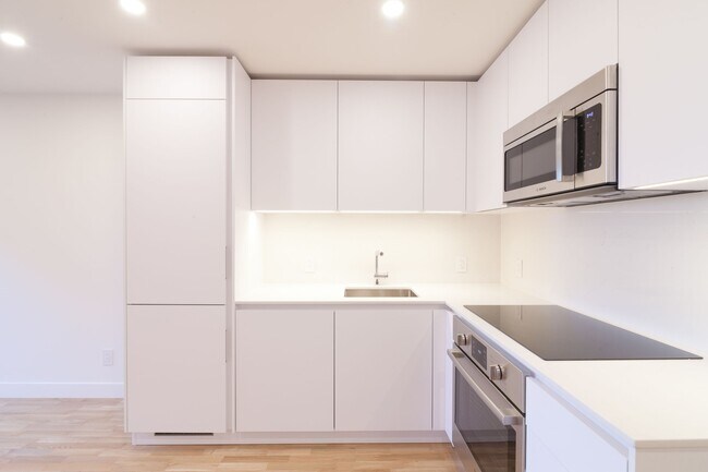 Building Photo - 4505 Dupuis Avenue Unit 6