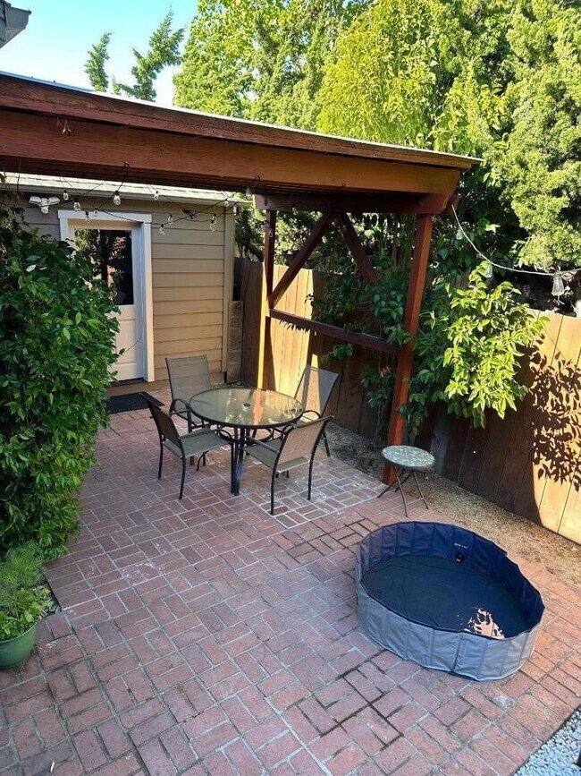 Photo - 3833 Donner St House