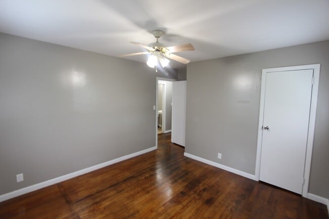 Building Photo - New On The Market! 3 Bedroom 1 Bath + Large Den. Get to it Fast!!