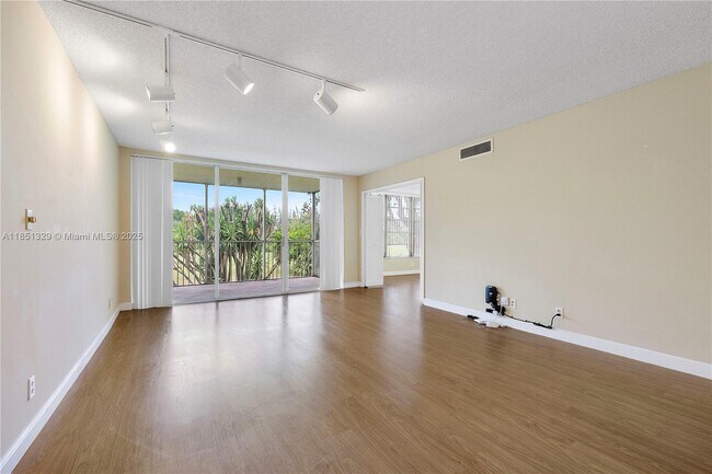 Photo - 3351 S Palm Aire Dr Unidad 205