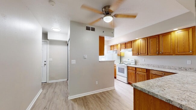Building Photo - 3 Bedroom/1 bathroom renovated townhouse. Unit 43