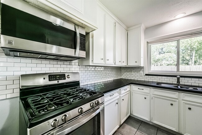 Photo - 4702 Maple St