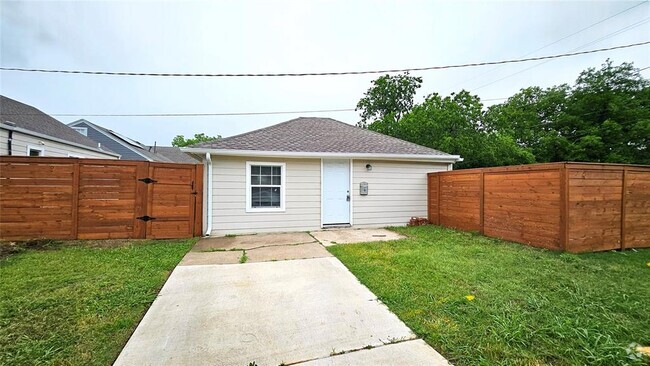Building Photo - 645 NE 35th St Rental