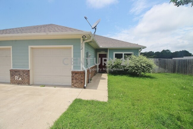 Building Photo - Well Maintained 2/2/1 Duplex For Rent!