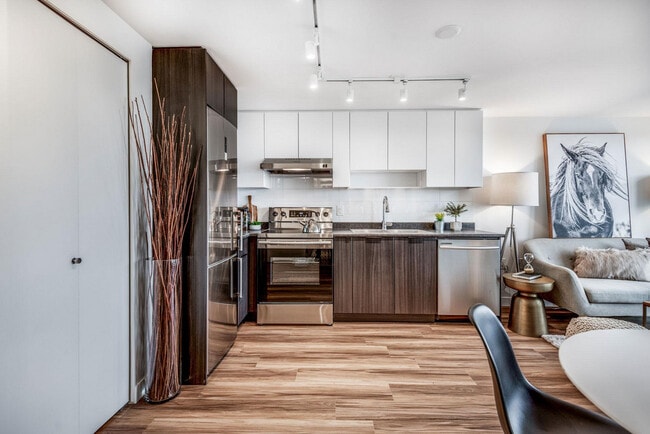 Photo - 3583 Kingsway