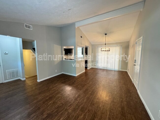 Photo - 270 Splitwood Ln