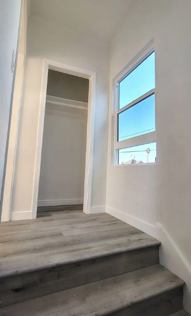 1565 S Hobart
