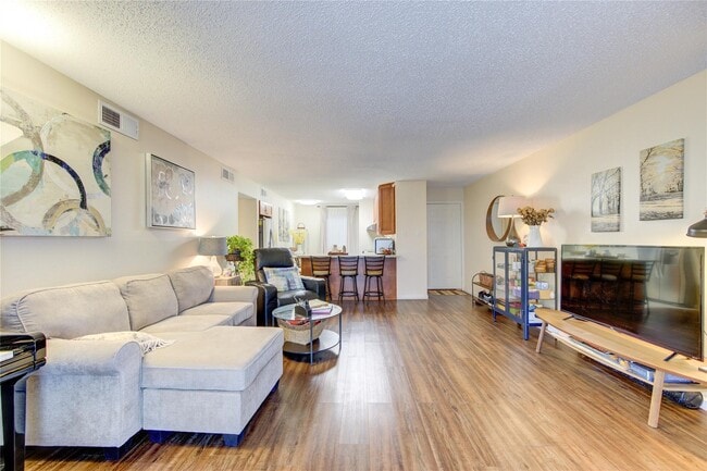 Photo - 1901 S Voss Rd Unidad 4