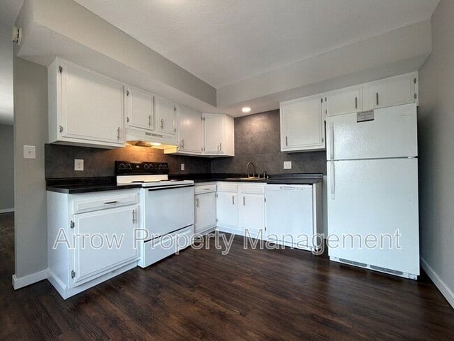 Building Photo - 440 Moffitt St Unit 2