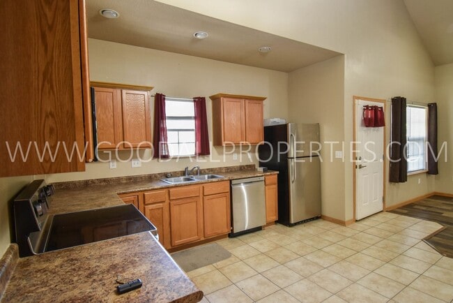 Photo - 3 Bedroom, 2.5 Bath 1 1/2 story first floor master suite -Townhome in Urbandale