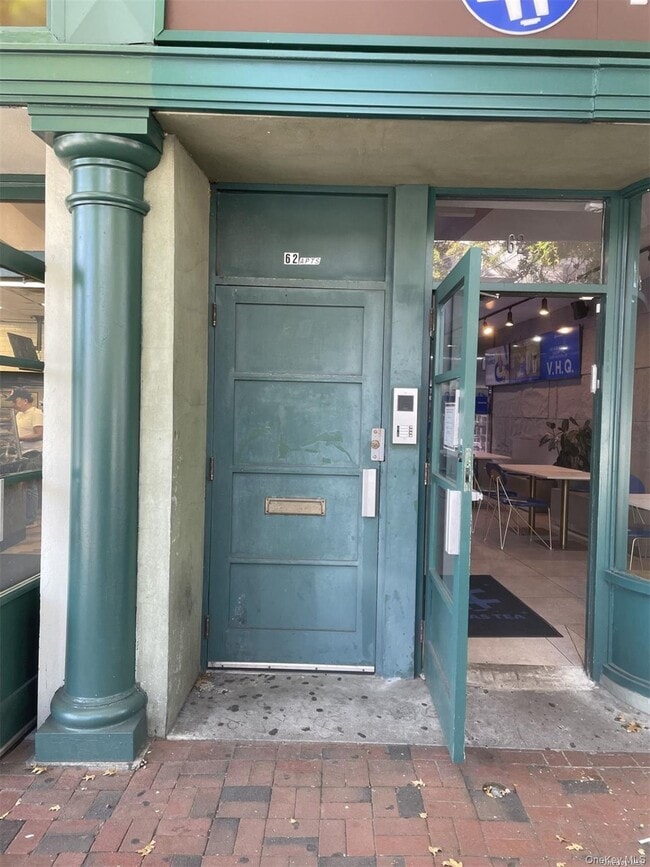 Building Photo - 62 Middle Neck Rd Unit 2Rear