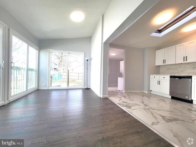 Building Photo - 605 W 3rd St Rental