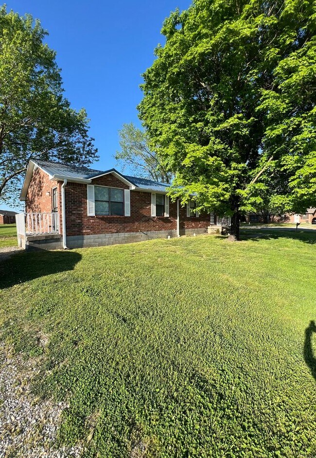 2 Bedroom Duplex in Sumner County! (Left S... Rental House Rental in