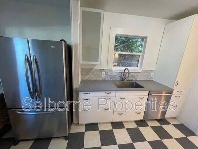 Photo - 1424 E 20th St