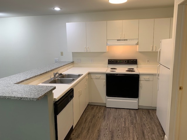 Cocina con barra de desayuno de granito - Blueberry Hill Apartments