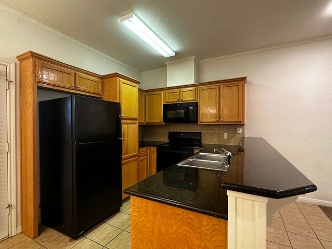 Photo - Wood Castle Unidad B