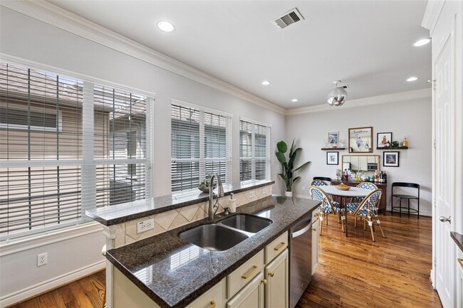 Photo - 2712 Sherwin St